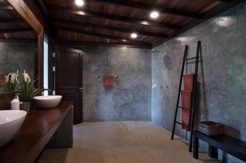ein Bad mit 2 Waschbecken und einer Leiter in der Unterkunft Mali Resort Sunrise Beach in Ko Lipe