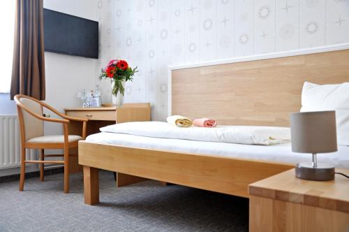 En eller flere senge i et værelse på Hotel Atlantik