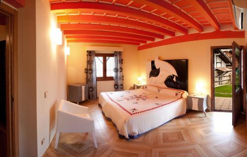 A bed or beds in a room at Hotel Termal Abadia de Los Templarios