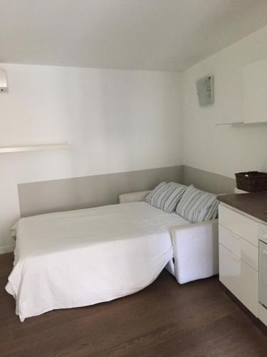セレーニョにあるAppartamento Galileoの小さなベッドルーム(白いベッド付)