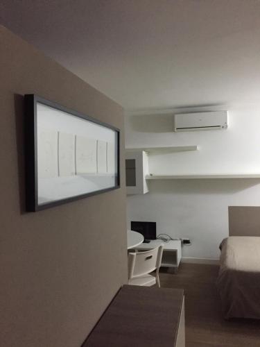 セレーニョにあるAppartamento Galileoのリビングルーム(ベッド1台付)、壁に面した窓が備わります。