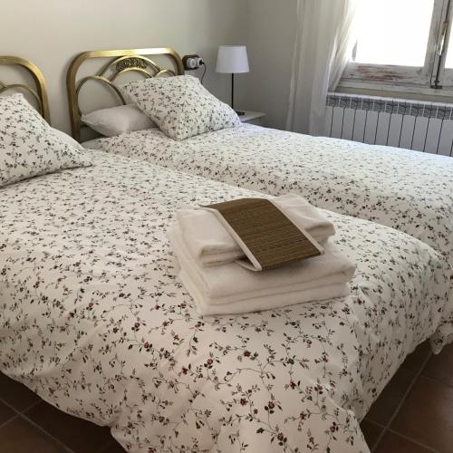 a bed with two towels on top of it at Montserrat La Calsina in Monistrol