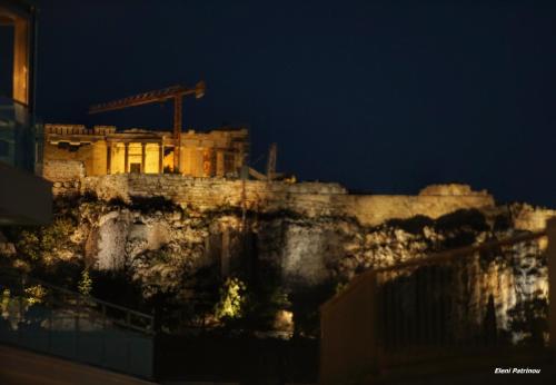 アテネにあるDreamin Athens - Monastiraki Apartmentsの鶴の丘の上の建物