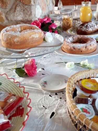 una mesa con platos de comida y cestas de comida en Villa Loreto, en Alghero