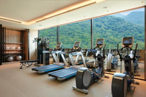 Posilňovňa alebo fitness centrum v ubytovaní MU Jiaoxi Hotel