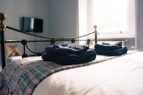 a group of towels sitting on top of a bed at The Old Down Inn in Radstock