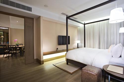 Postel nebo postele na pokoji v ubytování The Gaya Hotel