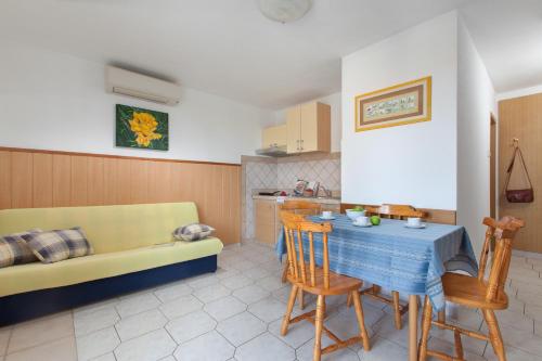 un soggiorno con tavolo e divano di Daila Apartments a Novigrad Istria