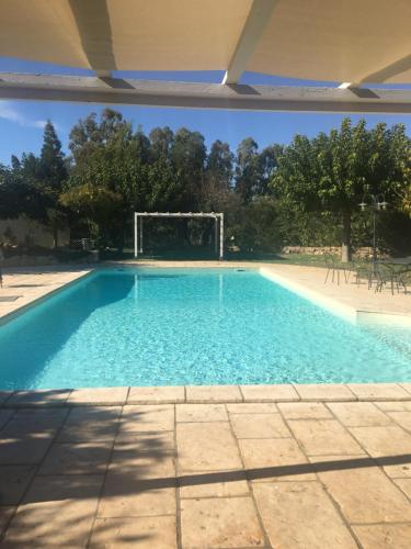 una piscina con una pelota de fútbol. en Villa Loreto, en Alghero