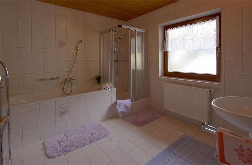Een badkamer bij Gasthof Pension Granstein