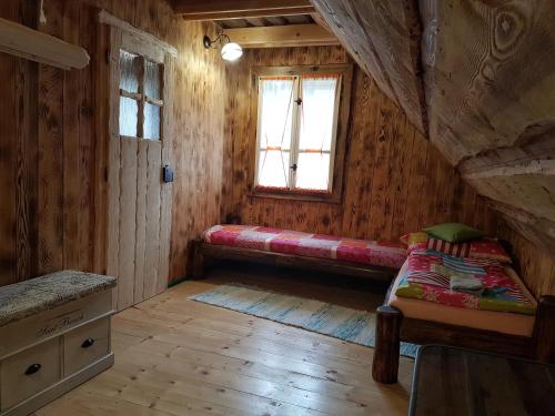 ein Zimmer mit einer Bank in einer Holzhütte in der Unterkunft Stodola Sonja in Lúčky