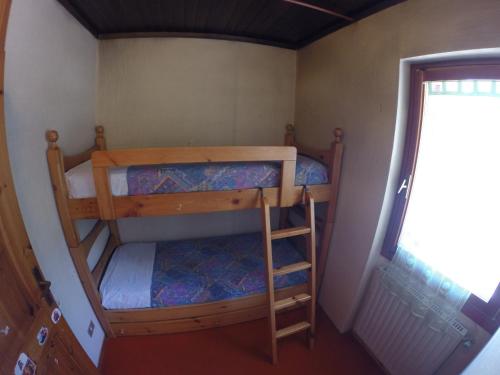 カンポ・ディ・ジョーヴェにあるQuadrifoglioの二段ベッド2組、窓が備わる客室です。