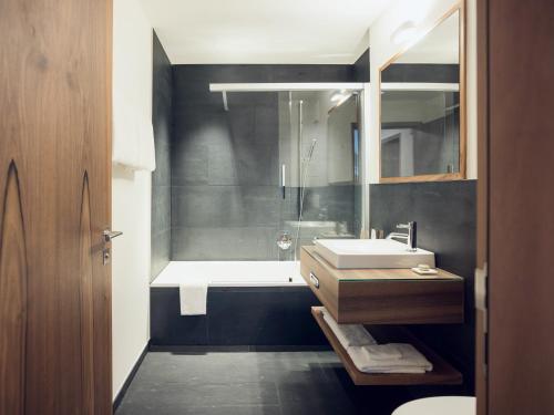 Koupelna v ubytování OVERLOOK Lodge by CERVO Zermatt