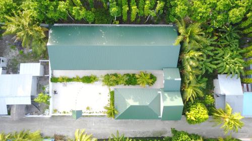 an overhead view of a building with palm trees at Sunrise Inn in Thoddoo