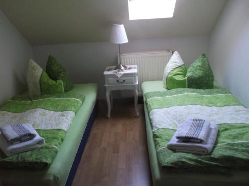 Postel nebo postele na pokoji v ubytování Haus am Wald