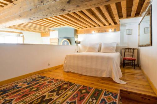 - une chambre avec un lit dans une pièce dotée d'un tapis dans l'établissement Loft coeur du Vieux Lyon, à Lyon