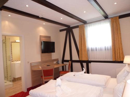 En eller flere senger på et rom på Hotel Altes Weinhaus