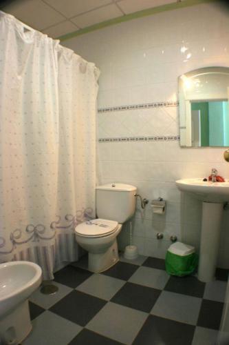 a bathroom with a black and white checkered floor at Escudo de Granada in Puerto-López