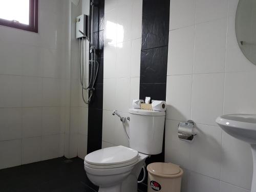 uma casa de banho com um WC e um lavatório em Phuket Sirinapha Resort em Praia de Nai Yang