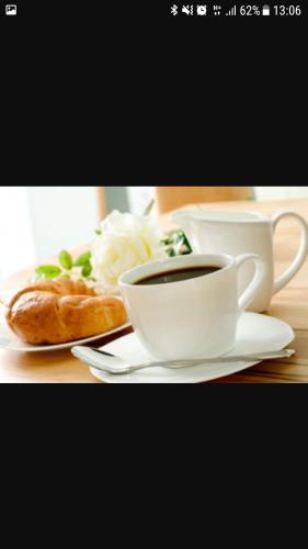 Strasshof an der Nordbahnにあるレオンズ ジルバーヴァルトのコーヒーと食器を一杯付けたテーブル