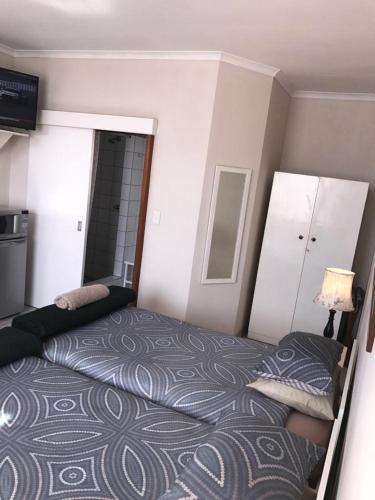 ein Schlafzimmer mit einem großen Bett in einem Zimmer in der Unterkunft Marietjie's Guesthouse in Swakopmund