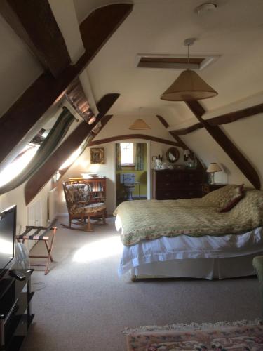 una camera con letto in una stanza con soffitti in legno di Lime Trees Farm a Bicester