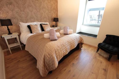 מיטה או מיטות בחדר ב-Lovat Loch Ness Apartment with private roof terrace