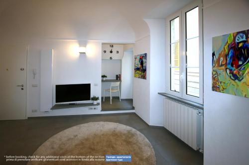 a living room with a flat screen tv and a rug at G30 Finalborgo Lodging'n Bike Box in Finale Ligure