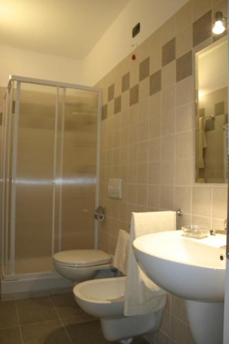 a bathroom with a toilet and a sink and a shower at Agriturismo la Sforzata in Collegno