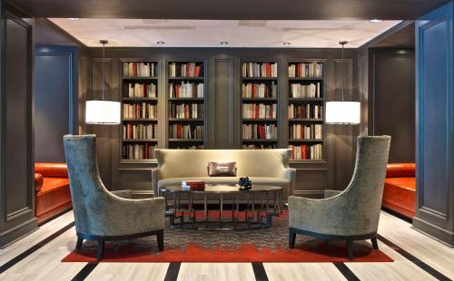 a living room filled with furniture and a bookcase at Melrose Georgetown Hotel in Washington, D.C.