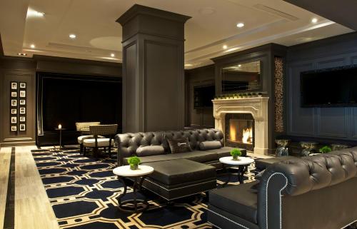 a living room filled with furniture and a fire place at Melrose Georgetown Hotel in Washington, D.C.