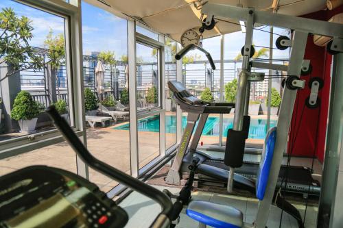 曼谷的住宿－Northgate Ratchayothin - SHA Extra Plus，健身房设有游泳池,透过窗户可以看到