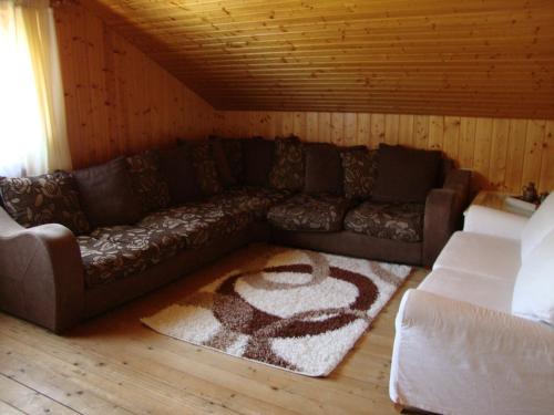 a living room with a couch and a rug at Apartment Eden in Glödnitz