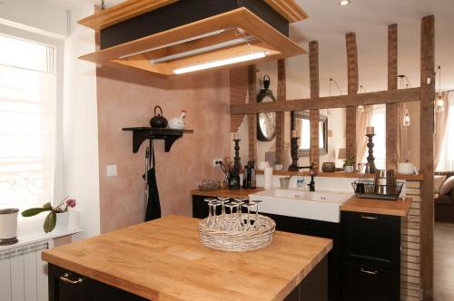 eine Küche mit einer Spüle und einer Arbeitsplatte in der Unterkunft Le Logis Aux Bulles in Verzy