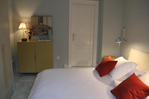 Elegant 2 Bedroom Apartment in Historic 1882 Building Central Sevilla Private Parking & Country Club Access photo 8