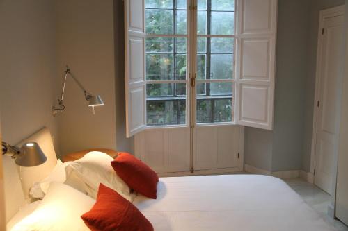 Elegant 2 Bedroom Apartment in Historic 1882 Building Central Sevilla Private Parking & Country Club Access photo 3