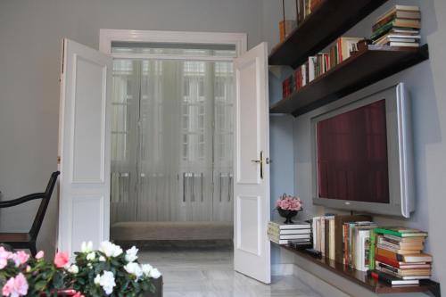 Elegant 2 Bedroom Apartment in Historic 1882 Building Central Sevilla Private Parking & Country Club Access photo 16