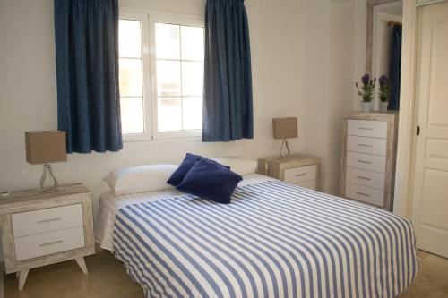 カレタ・デ・フステにあるSerenity Arenas - Caleta de Fusteのベッドルーム1室(ベッド1台、ドレッサー2台、窓付)