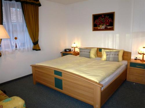 En eller flere senge i et værelse på Gästehaus Jäger