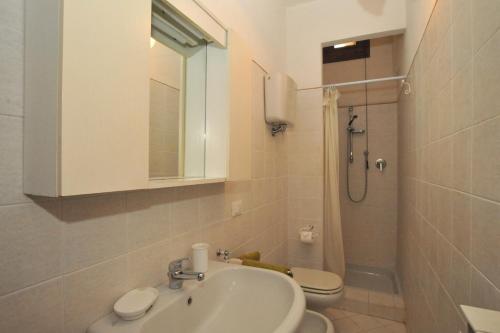 チッタ・デッラ・ピエーヴェにあるRomantico 36のバスルーム(洗面台、トイレ、鏡付)