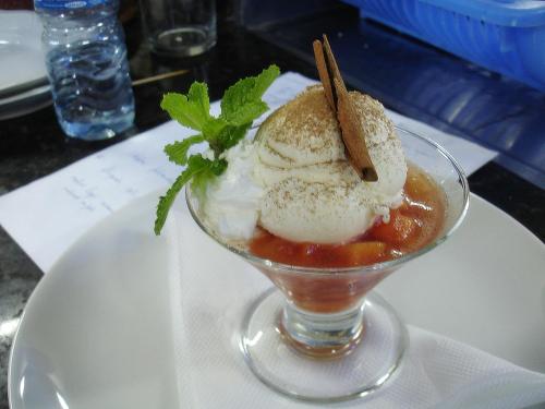 タウバテにあるEden Motel ( ADULT ONLY )の白皿の上にグラス入りのデザート