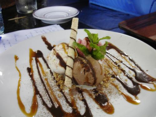 タウバテにあるEden Motel ( ADULT ONLY )のチョコレートソースのデザートが乗った白い皿