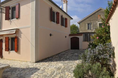 an external view of a house with a driveway at Grandpa Mate House in Dragove