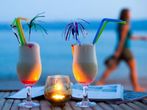 two drinks on a table with a view of the beach at Apartment Anastazija in Omiš
