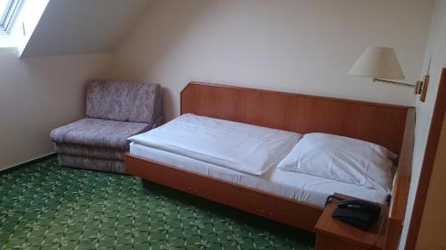 Un pat sau paturi într-o cameră la Landhotel Krausnick