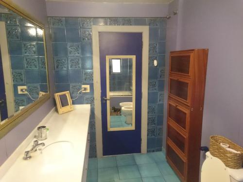 Un baño con lavabo, inodoro y espejo. en REB Casa Itanhangá, en Río de Janeiro