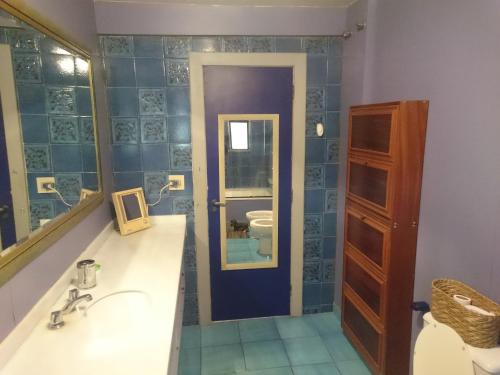 uma casa de banho com um lavatório, um WC e um espelho. em REB Casa Itanhangá no Rio de Janeiro