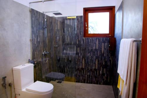 アボッターバードにあるMalu Bannaのバスルーム(トイレ、ガラス張りのシャワー付)