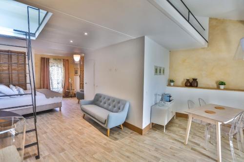 Sala de estar con cama y mesa en Apartments - Experience of PROVENCE, en Gordes