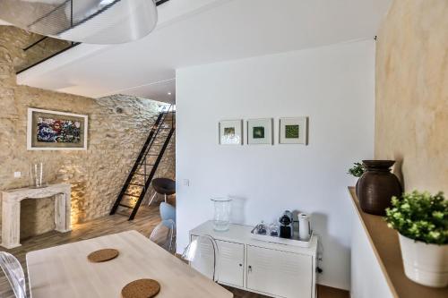 eine Küche und ein Esszimmer mit einem Tisch und einem Kamin in der Unterkunft Apartments - Experience of PROVENCE in Gordes